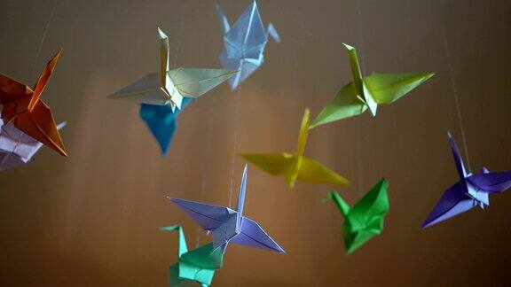 折纸鸟在风中缓缓舞动宁静的背景创意