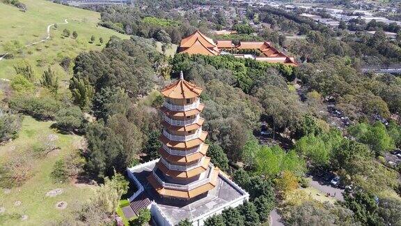 空中无人机回调的南天寺佛教建筑群在伯克利卧龙岗新南威尔士州显示宝塔在一个阳光明媚的日子