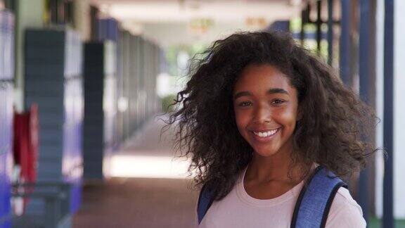 黑人少女走进焦点在高中走廊