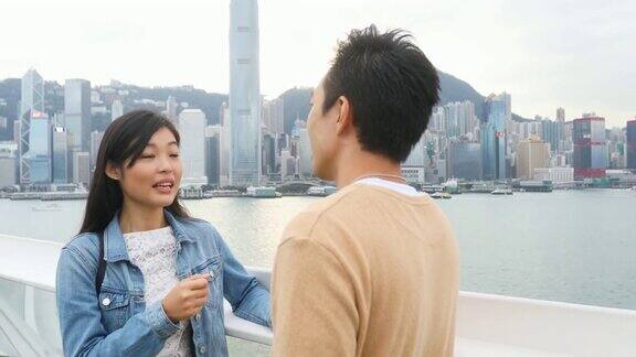 快乐的亚洲夫妇欣赏香港的