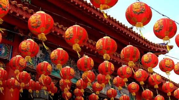 许多人在神龛里摆着中国新年装饰的灯笼彩灯上的祝福文字寓意拥有财富和幸福
