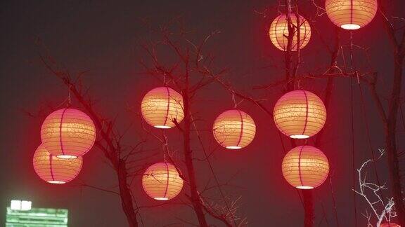 传统的大红灯笼挂在中国春节期间