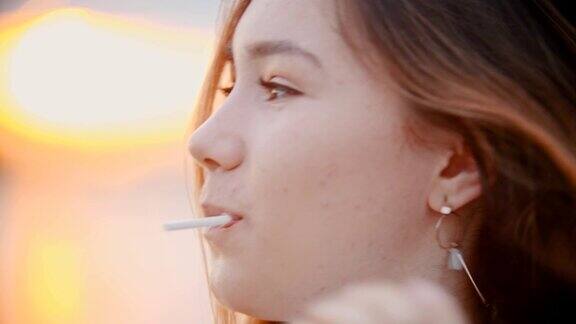 一个十几岁的女孩在夕阳下四处张望吃着棒棒糖的肖像