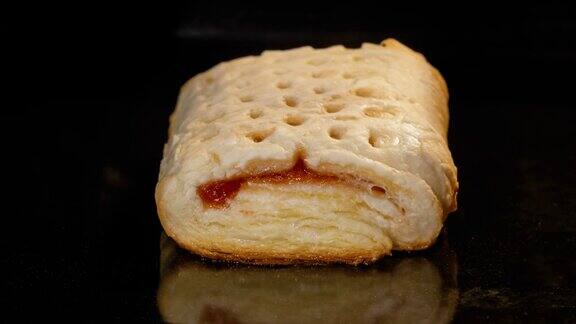 红草莓酱面包在电烤箱烘烤延时摄影