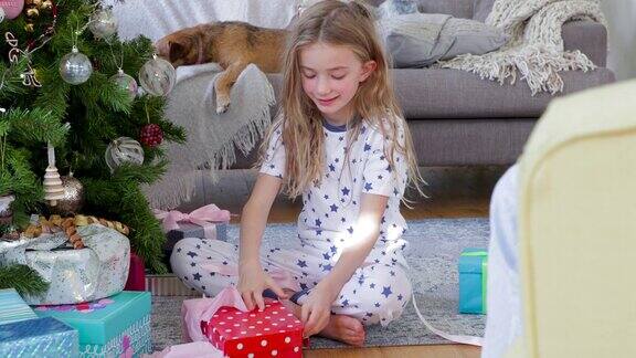 小女孩在圣诞节打开圣诞礼物