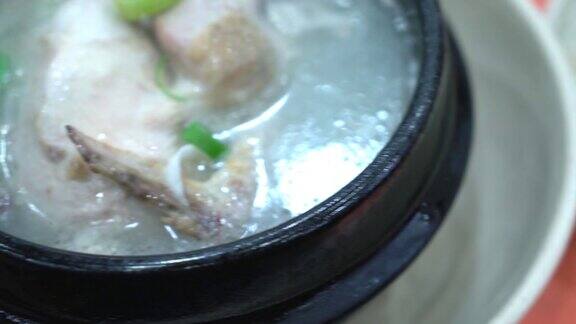 人参鸡汤(Samgyetang)韩国食品