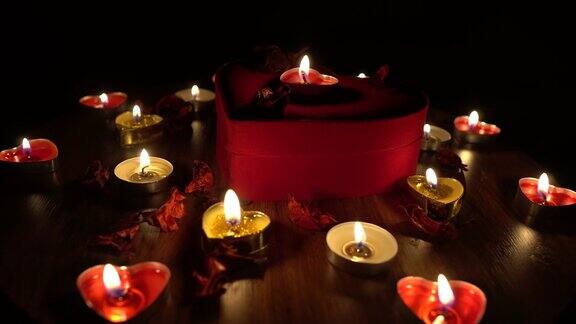 4K情人节浪漫红心、蜡烛、玫瑰花瓣