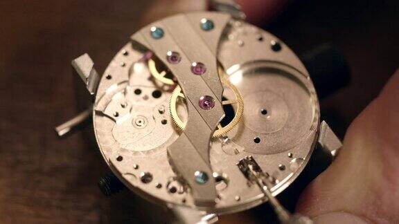 钟表匠装配手表