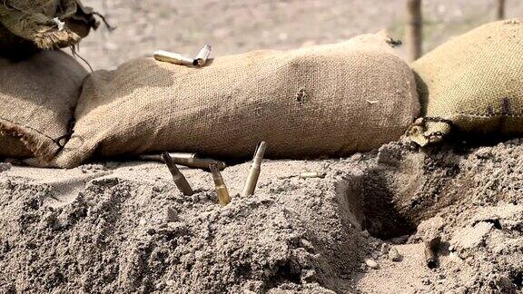 第二次世界大战-机关枪弹壳在沙袋战壕在奥马哈海滩