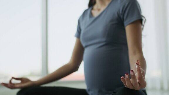 孕妇在家练习瑜伽