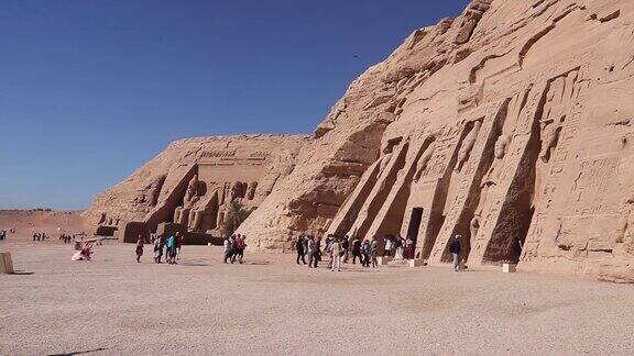 在埃及阿布辛贝一座被切割成坚固岩石峭壁的古老庙宇