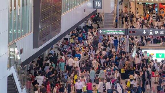 时光流逝:日本成田机场到达大厅的旅客
