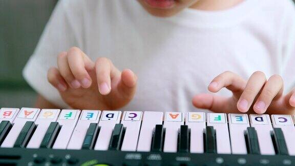 孩子用手敲击键盘