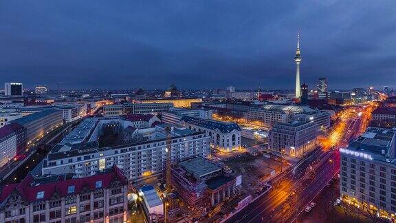 柏林电视塔从夜晚到白天的时间流逝柏林德国