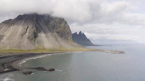 无人机拍摄的Vestrahorn山与Brunnhorn山(蝙蝠侠山)在冰岛