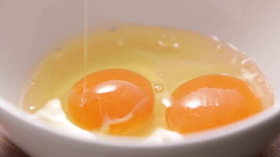 把生鸡蛋放在碗里