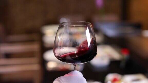 特写侍酒师在高级餐厅提供红酒