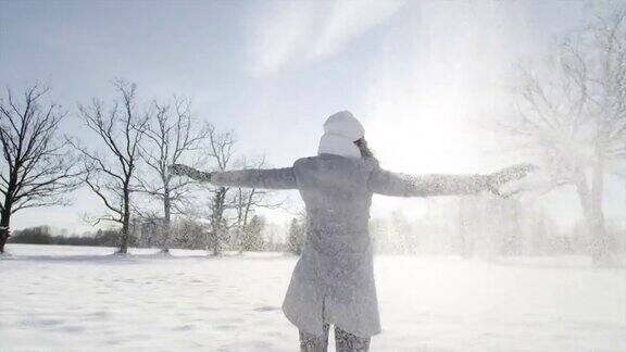 慢镜头:快乐的年轻女子在玩雪