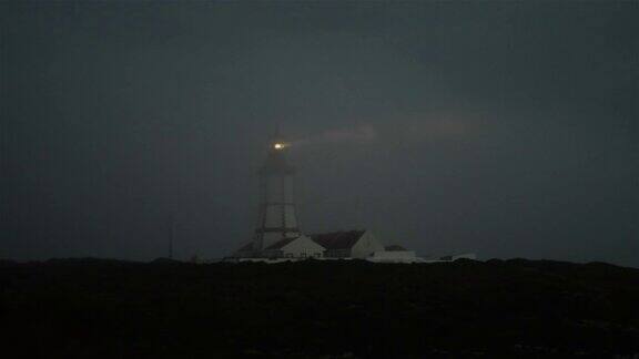 灯塔在雾中发出灯光信号