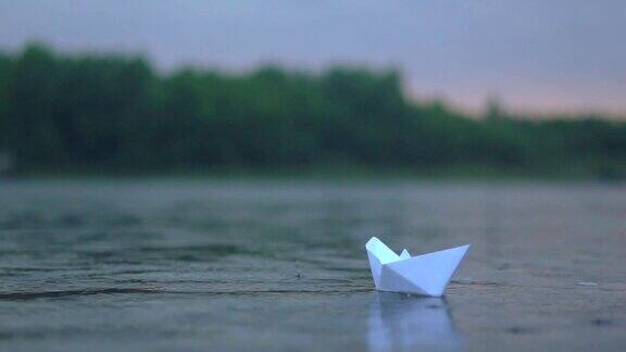 纸船在雨中