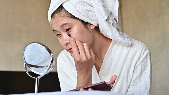 亚洲女性用化妆刷涂基础眼影