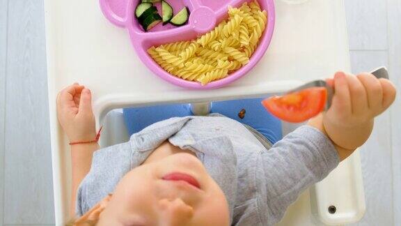 这个孩子吃意大利面和蔬菜有选择性的重点食物
