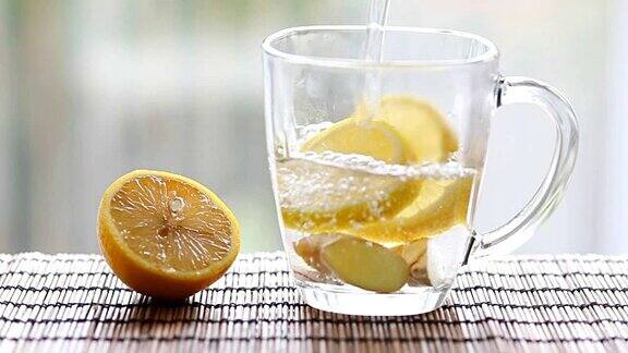 茶加姜和柠檬