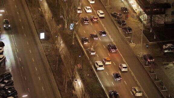 夜间交通繁忙汽车在街道上行驶在城市道路上观景基辅乌克兰