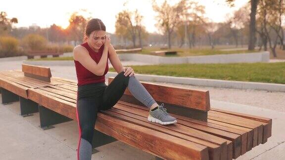 年轻女运动员在运动或在公园慢跑时疼痛受伤