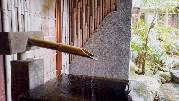 在日式园林中水从竹中流出