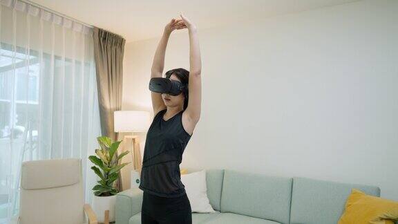 女性通过虚拟现实学习瑜伽