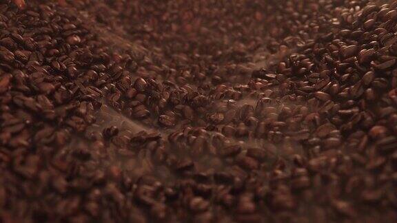 新鲜烘培的咖啡豆咖啡蒸汽从中蒸发