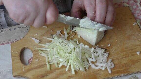厨师用刀切生卷心菜