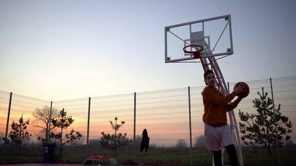 男孩在户外运动场上打篮球