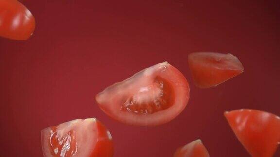 熟透多汁的番茄片在红色背景上跳跃