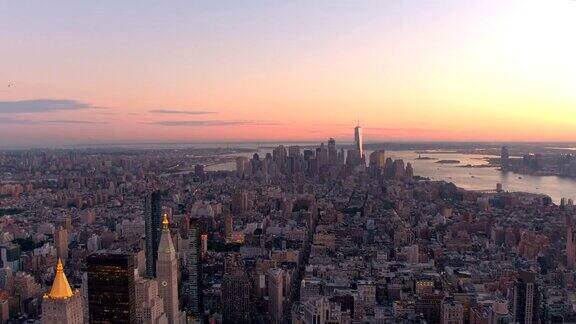航拍:令人惊叹的曼哈顿市中心和纽约在金色的日落