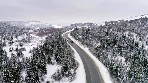 汽车在山路上鸟瞰图冬天