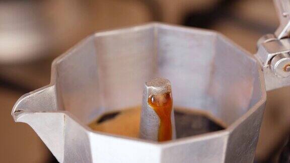 热咖啡从意大利传统摩卡壶溢出