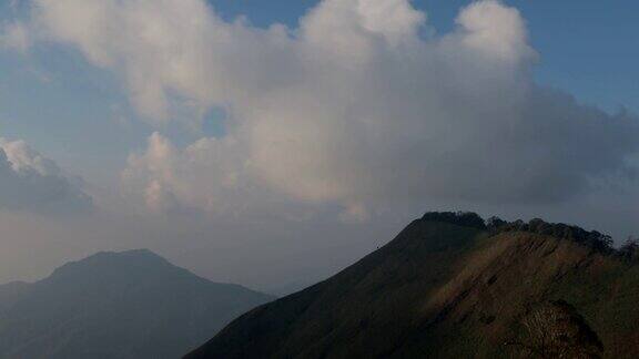 美丽的山和云戏剧性的暴风雨风景