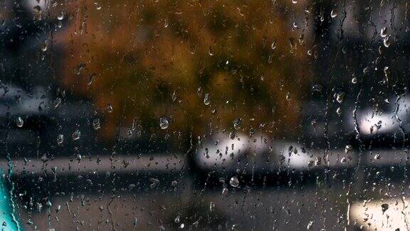 雨点落在窗户上