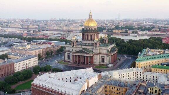 空中拍摄圣彼得堡艾萨克大教堂教堂的广角照片