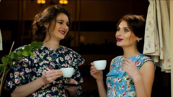两个女人一边喝茶一边聊天