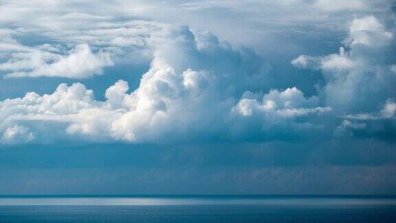 在晴朗的秋日黑海上空形成的云的时间间隔