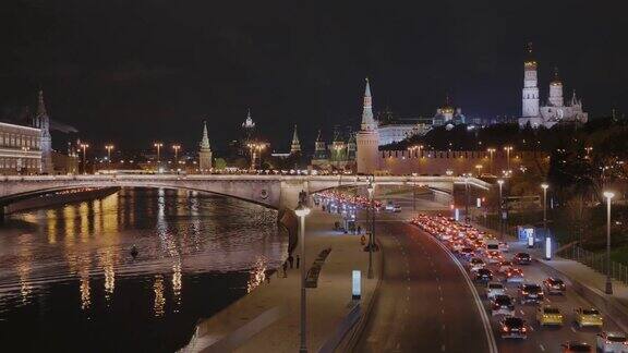 克里姆林宫和莫斯科扎里亚耶公园的夜景横跨莫斯科河的铰链桥