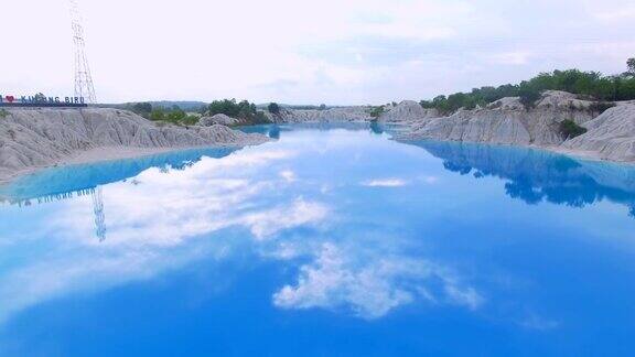 蓝色的湖