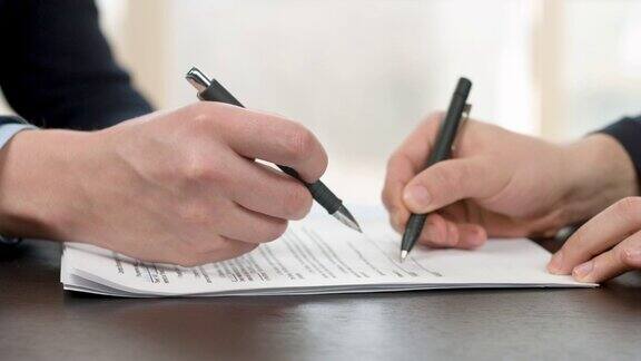 商务人员签订销售协议合同