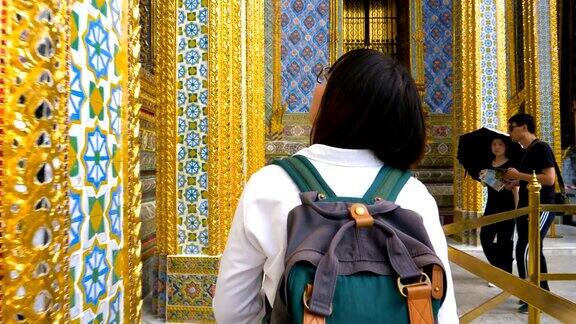 年轻女子在泰国曼谷大皇宫旅游