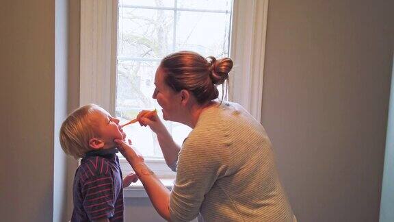 刷牙每日的挣扎母亲给儿子刷牙