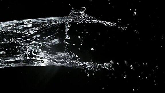 水喷出来的黑色背景慢镜头4K