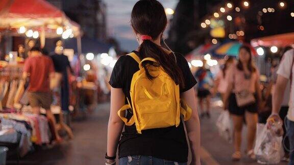 少女走在泰国清迈当地夜市的街头小吃